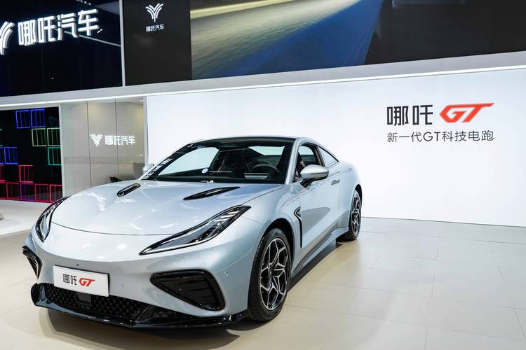 深圳100哪吒汽车在智能汽车领域的表现，领途汽车在新能源汽车市场中的影响力